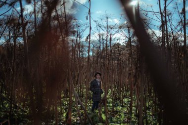 Uzun otların sonbaharın güzel kız. Şapkanı ve paltonu güneşli bir sonbahar alanında genç kadın