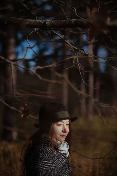 Una Joven Camina Bosque Otoño Día Soleado Retrato Una Niña —  Fotos de Stock