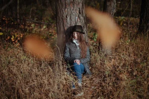 Uma Menina Senta Sozinha Sob Uma Árvore Uma Floresta Dia — Fotografia de Stock