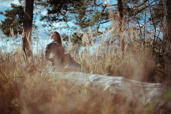 Mooi Meisje Een Zonnige Dag Het Bos Een Jonge Vrouw — Stockfoto