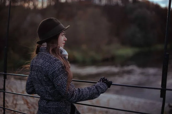 Giovane Donna Grande Ponte Sospeso Nel Villaggio Ragazza Cappotto Cappello — Foto Stock