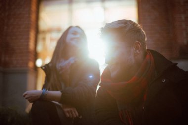 Arkadaş bankta bir şirket gitar çalıyor. Gençler sonbaharda bir gitar ile bahçede bir bankta oturup