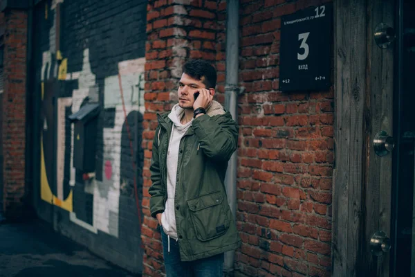 Een Man Praten Telefoon Tegen Achtergrond Van Het Stadsbeeld Jonge — Stockfoto