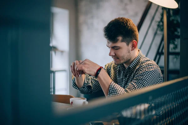 Ein Junger Mann Sitzt Einem Café Mann Trinkt Kaffee Nach — Stockfoto