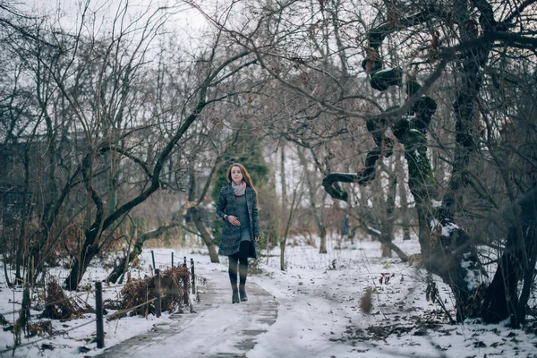 Молодая Женщина Гуляет Зимнем Парке Красивая Девушка Зимой Одна Гуляет — стоковое фото