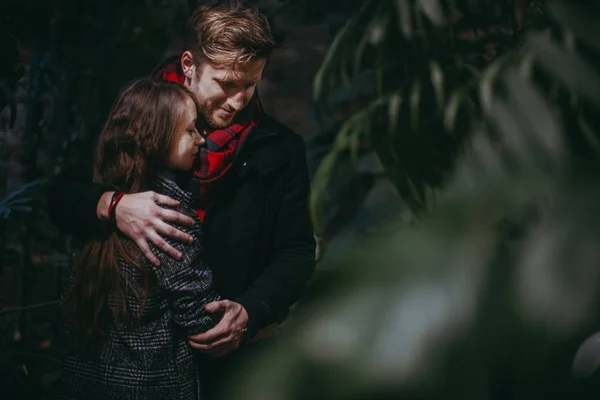 Casal Apaixonado Caminha Pela Estufa Amantes Entre Evergreens Jardim Inverno — Fotografia de Stock