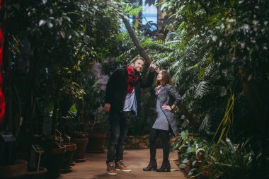 Bir çift aşık sera yürür. Aşıklar arasında kış bahçesinde herdem yeşil