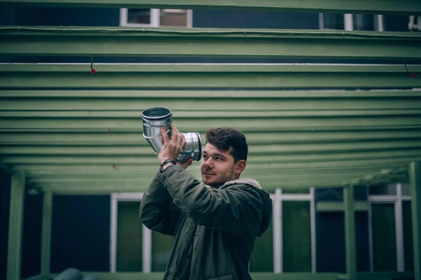 Jovem Parece Ter Canos Metal Num Armazém Homem Escolhe Materiais — Fotografia de Stock