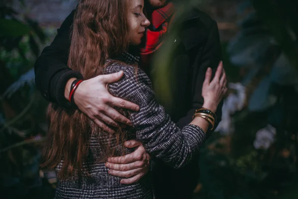 Casal Apaixonado Caminha Pela Estufa Amantes Entre Evergreens Jardim Inverno — Fotografia de Stock