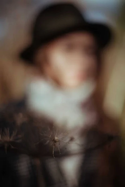 Retrato Una Joven Con Sombrero Día Soleado Primer Plano Una —  Fotos de Stock