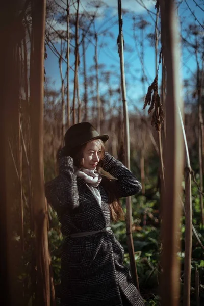 Красивая Девушка Высокой Траве Осенью Молодая Женщина Шляпе Пальто Солнечный — стоковое фото