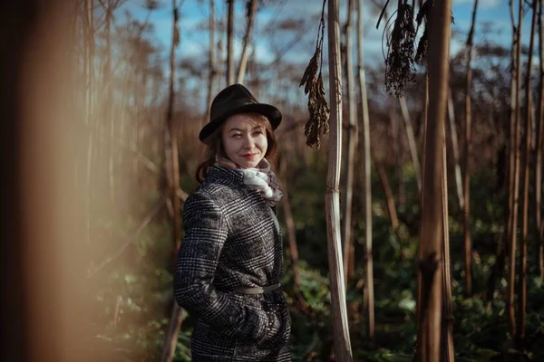 Bella Ragazza Nell Erba Alta Autunno Giovane Donna Cappello Cappotto — Foto Stock