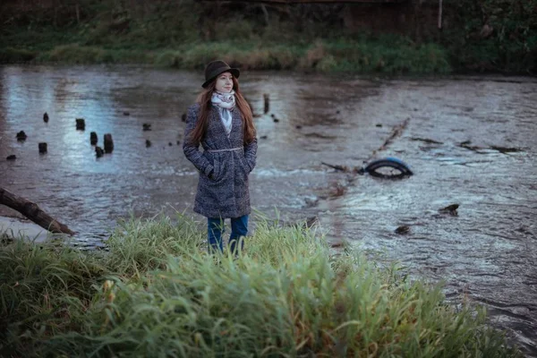 Una Muchacha Está Parada Orilla Del Río Cerca Del Puente —  Fotos de Stock