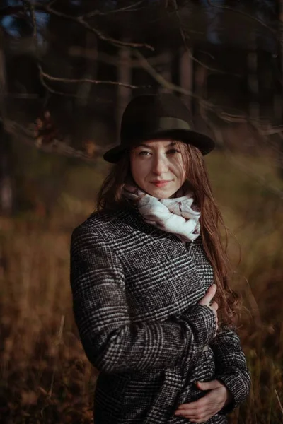 Una Giovane Donna Cammina Nella Foresta Autunnale Una Giornata Sole — Foto Stock