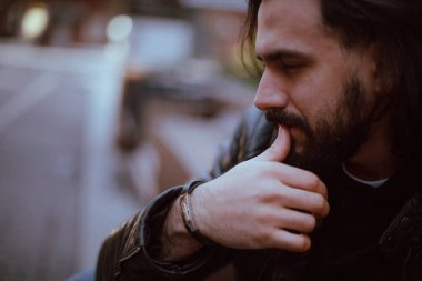 Akşam cityscape çerçevede genç bir adam portresi. Yakışıklı adam akşam şehir ışıkları