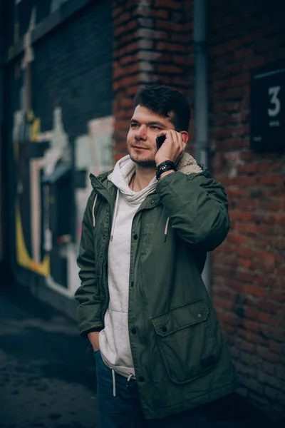 Homem Falar Telefone Contra Cenário Cidade Jovem Empresário Comunica Por — Fotografia de Stock