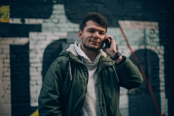 Hombre Hablando Por Teléfono Contra Telón Fondo Del Paisaje Urbano —  Fotos de Stock