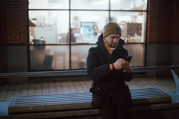 Een Jonge Man Praten Telefoon Een Bankje Avond Jongen Schrijft — Stockfoto