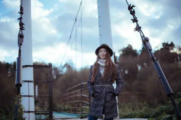 Молодая Женщина Большом Подвесном Мосту Деревне Девушка Пальто Шляпе Осенний — стоковое фото