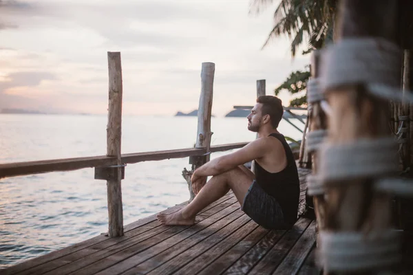 Ung Kille Sitter Träbro Vid Solnedgången Havet Stilig Man Solnedgången — Stockfoto