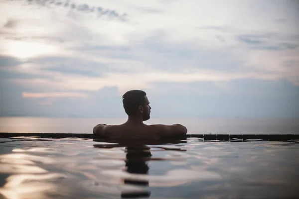 Retrato Jovem Bonito Numa Piscina Exterior Tipo Atraente Com Barba — Fotografia de Stock