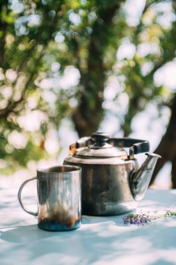 Masada açık havada bir kupa ile kamp su ısıtıcısı