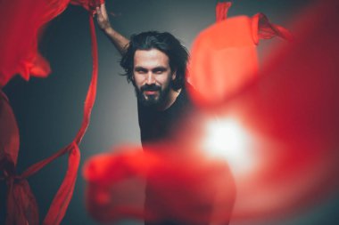 Yakışıklı adam arka ışık Studio poz.