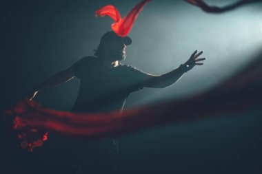 Yakışıklı adam arka ışık Studio poz.