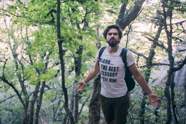 Bir sırt çantası bir yürüyüş gezisi dağlarda olan genç bir adam.