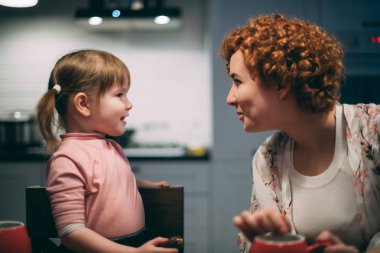 Anne ve kızı akşamları evde kitch yemek