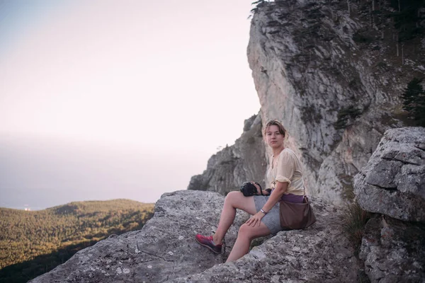 Genç kız fotoğrafçı dağlarda bir yürüyüş gezisi.
