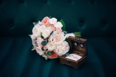 Alyans bir ahşap kutu ve gelin buketi