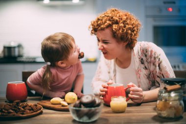 Anne ve kızı akşamları evde kitch yemek