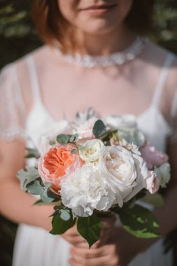 gelin buketi gelin elinde.