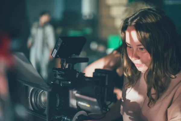 Girl cameraman behind camera on set — Stock Photo, Image