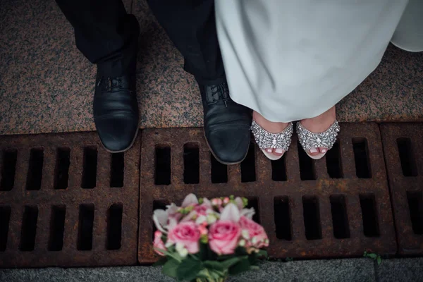 As pernas da noiva e os pés do noivo — Fotografia de Stock