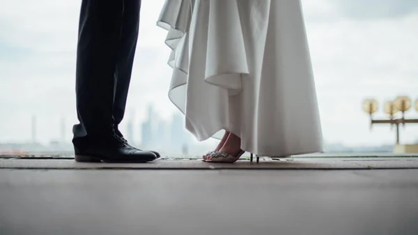 The legs of the bride and the feet of the groom — Stock Photo, Image