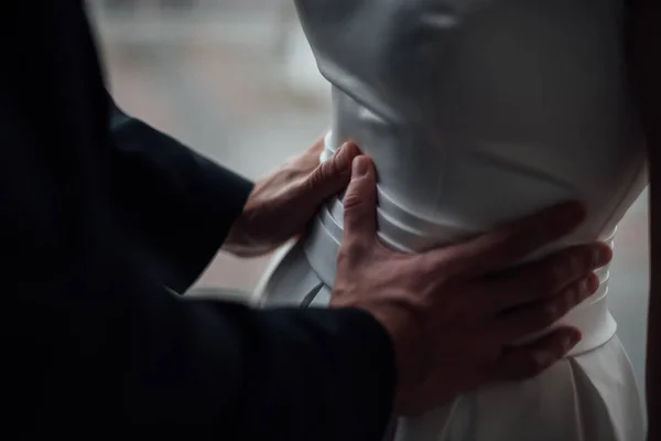 The groom gently holds the bride by the waist. — Stock Photo, Image