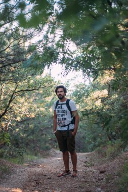 Bir sırt çantası bir yürüyüş gezisi dağlarda olan genç bir adam.