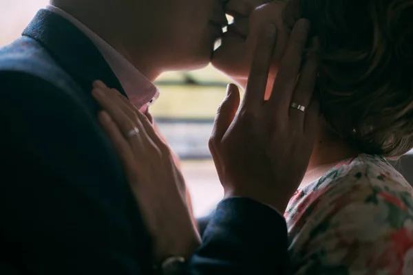 Kram och kyss närbild på ett bröllop-promenad — Stockfoto