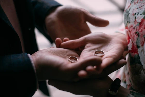 Anéis de casamento e mãos da noiva e noivo close-up — Fotografia de Stock