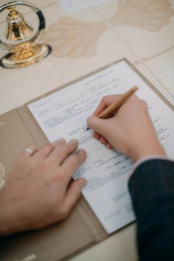 Yeni evliler düğün kayıt defteri Office belgeleri imzalayın 