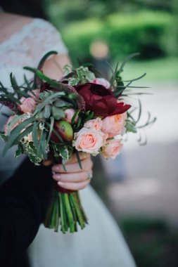 gelin buketi gelin elinde.