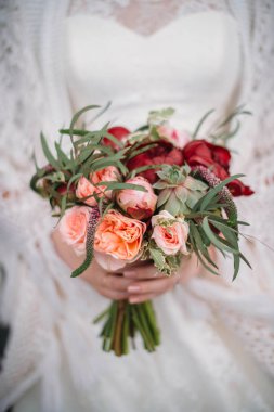 gelin buketi gelin elinde.