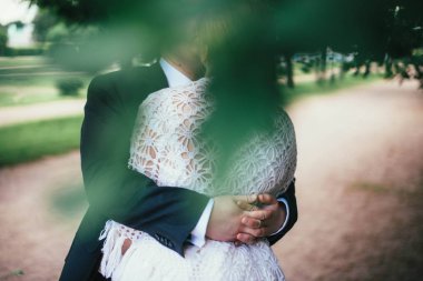 Kucak ve öpücük yakın çekim düğün yürüyüşe