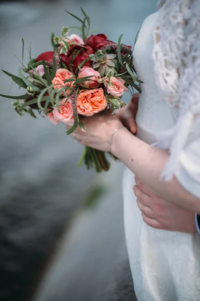 Buquê de noiva nas mãos da noiva . — Fotografia de Stock