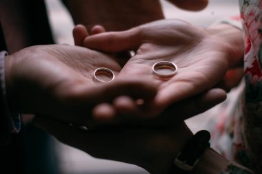 Alyans ve gelin ve damat yakın çekim yakışıklı