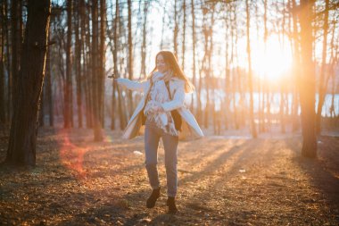 Kız neşeli güneşin ışınları döner.