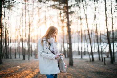 Sunse erken baharda söğüt dalları ile bir kızın portresi