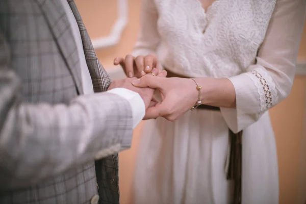 Um par de recém-casados na cerimônia de casamento usar alianças de casamento — Fotografia de Stock